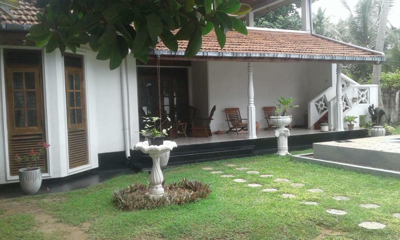 Villa Sea Sprays Hikkaduwa Exteriör bild